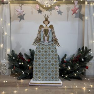 Home anjo em madeira